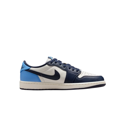 Jordan 1 Low OG Obsidian – Seitenansicht des Retro-Sneakers aus blauem Premium-Leder mit Nike Swoosh, cremefarbener Sohle und Low-Cut-Silhouette