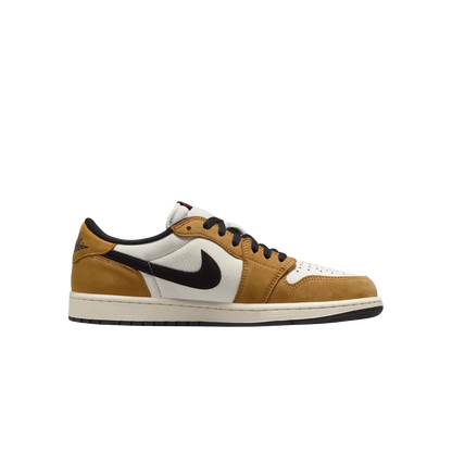 Jordan 1 Low OG Rookie Of The Year – Seitenansicht des Premium-Ledersneakers in Golden Harvest mit schwarzem Nike Swoosh