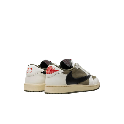 Jordan 1 Travis Scott Medium Olive – 3/4-Ansicht mit gesticktem Cactus Jack, rotem Jordan Logo und umgekehrtem Swoosh