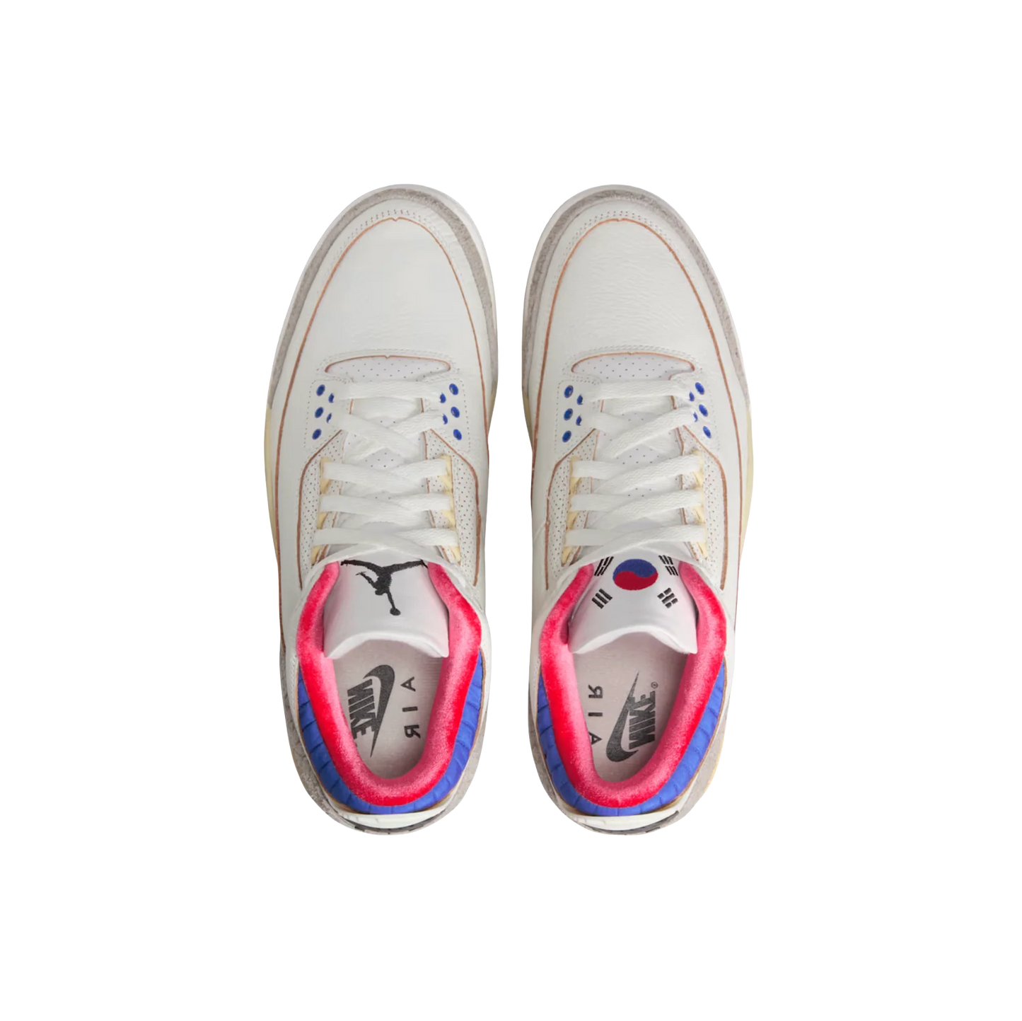 Jordan 3 Retro Seoul 2.0 – Oberansicht beider Schuhe mit Jumpman-Logo rechts und koreanischer Flagge links auf den Zungen