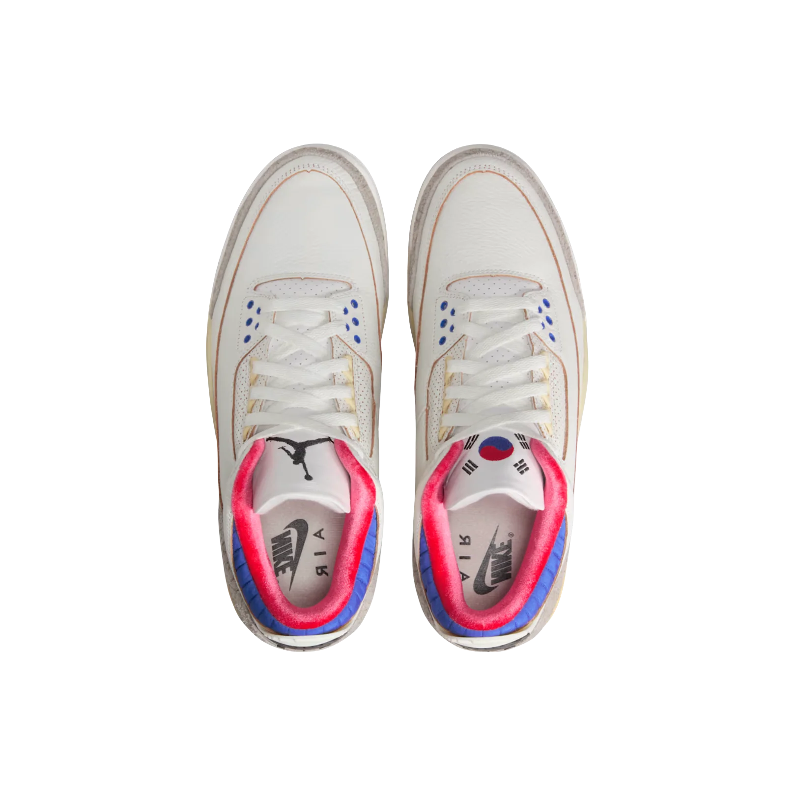 Jordan 3 Retro Seoul 2.0 – Oberansicht beider Schuhe mit Jumpman-Logo rechts und koreanischer Flagge links auf den Zungen