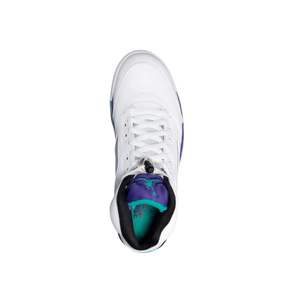 Jordan 5 OG Grape – Oberansicht Retro-Sneaker mit violetter Zunge, gepolstertem Schaft und Schnürung mit Lace-Lock
