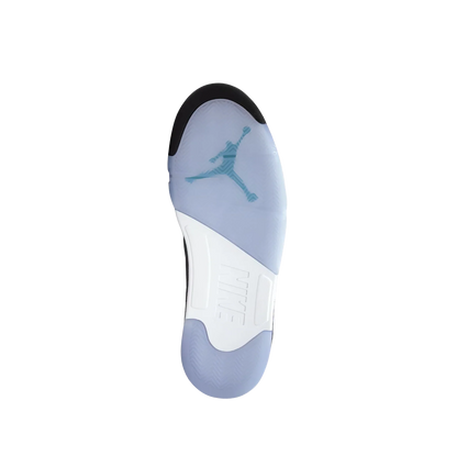 Jordan 5 OG Grape – Ansicht der Sohle mit transparentem Gummi, Jumpman-Logo und griffigem Profil